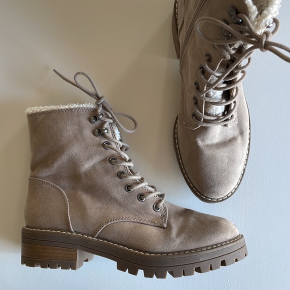 Lace up Ankle Boot with Sherpa - Picture 6 of 7